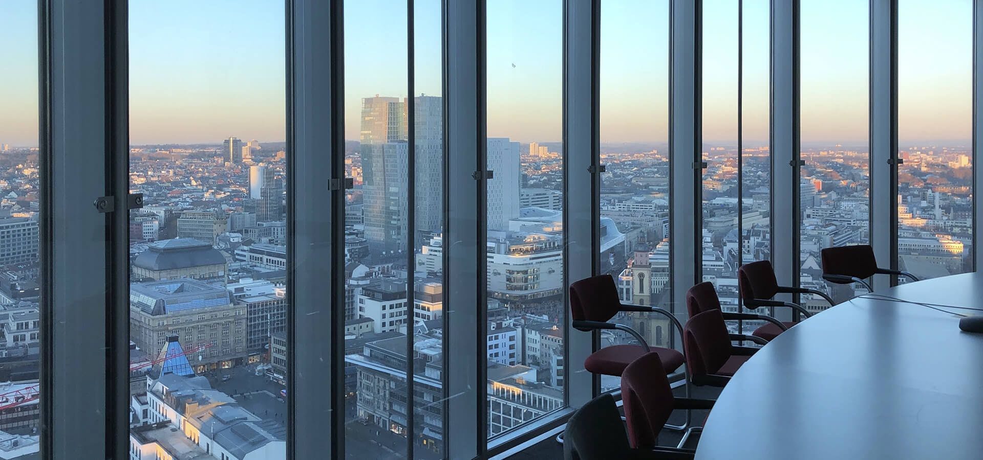 Vista de la ciudad desde una sala de reuniones