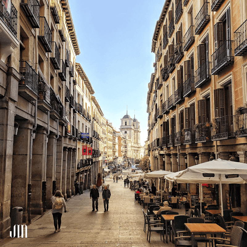 Vista de una calle del casco antiguo de una ciudad