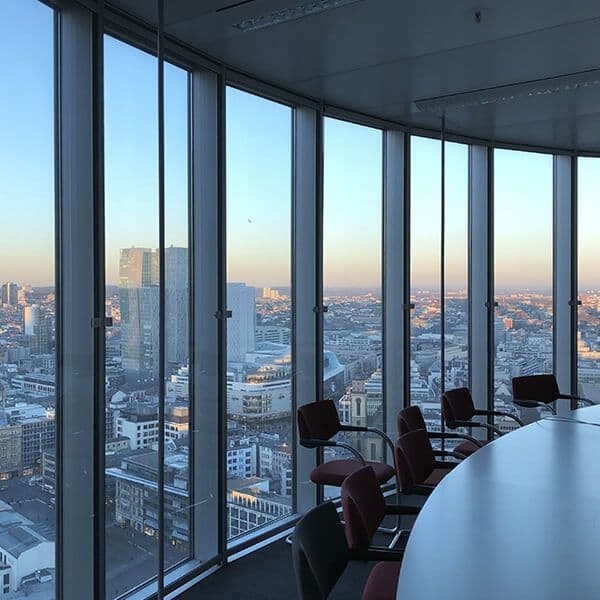 Vista de la ciudad desde una sala de reuniones