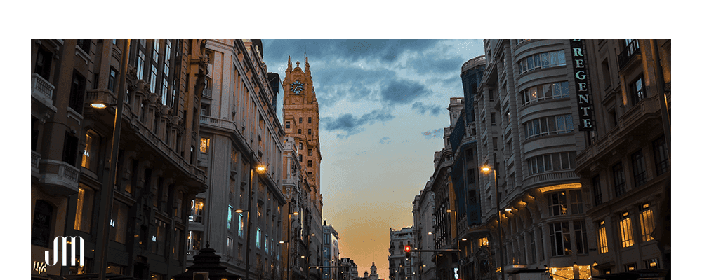 Vista de una gran ciudad en el atardecer